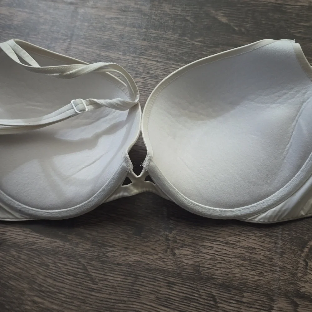 VICTORIA"S‎ SECRET Very Sexy Pushup 32DD Cream Bra - Picture 2 of 3